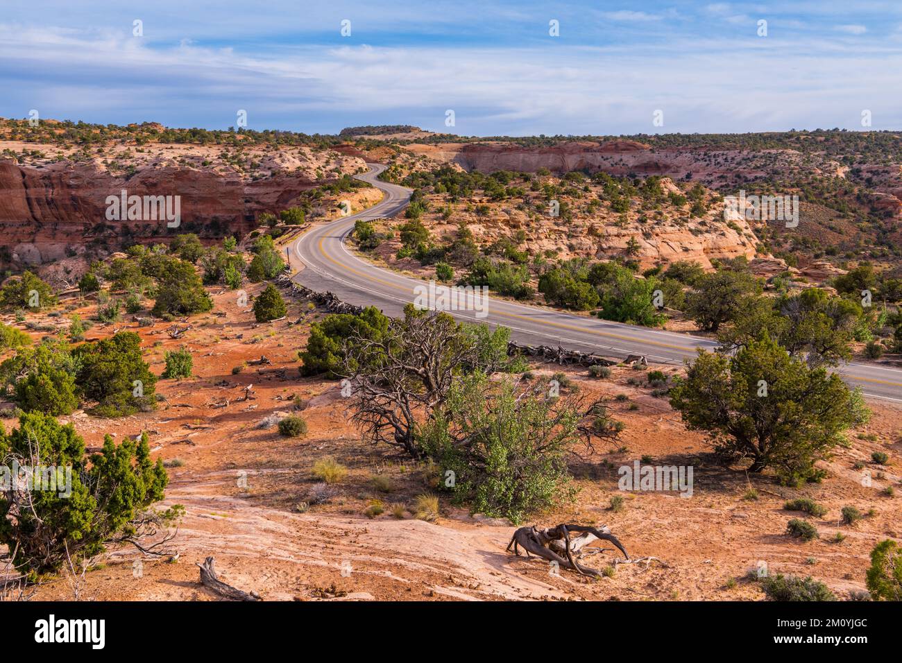 Der Canyonlands-Nationalpark, Utah, zieht sich durch die farbenfrohe Wüstenlandschaft Stockfoto