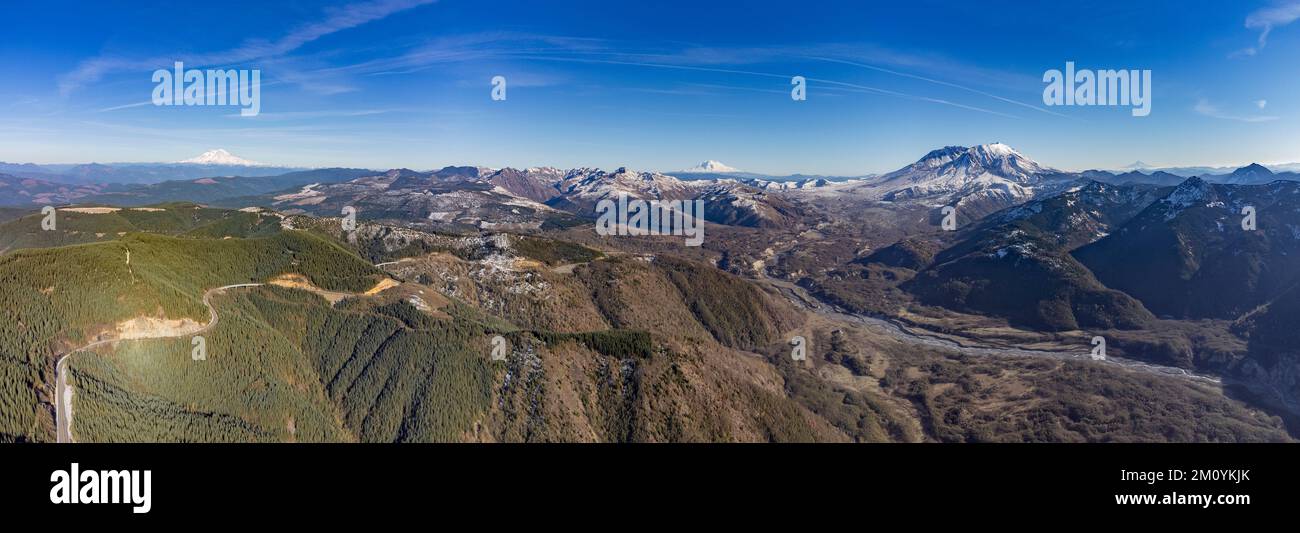 Panoramaaufnahme mit Blick auf Mt. Ranier, Mt, Adams, Mt. St. Helens, Mt. Haube und Mt. Shasta von links nach rechts in dieser Reihenfolge Stockfoto