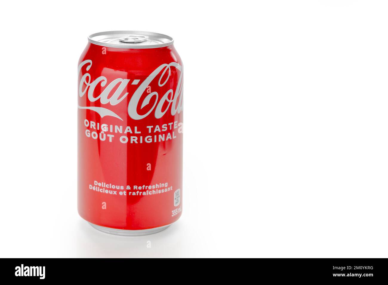 8. Dezember 2022. Calgary, Alberta, Kanada. Eine Coca-Cola-355-ml-Dose mit 140 Kalorien. Stockfoto
