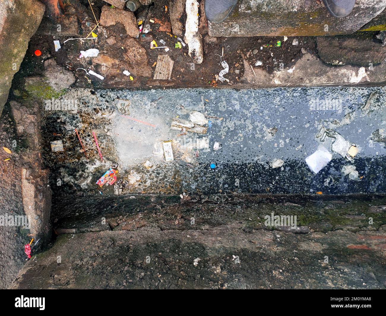 Jakarta, Indonesien - 5. Dezember 2022: Abflüsse voller Müll. Städtische Umweltverschmutzung. Abfallbehandlung. Stockfoto
