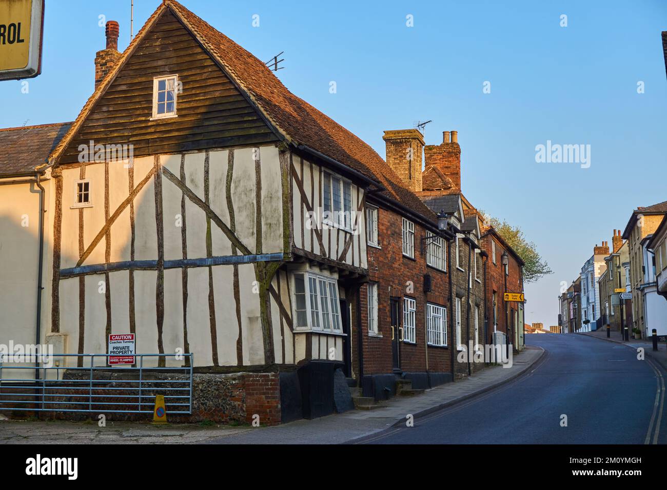 High Road mit sehr alten Gebäuden in Saffron Walden, Essex, Großbritannien Stockfoto