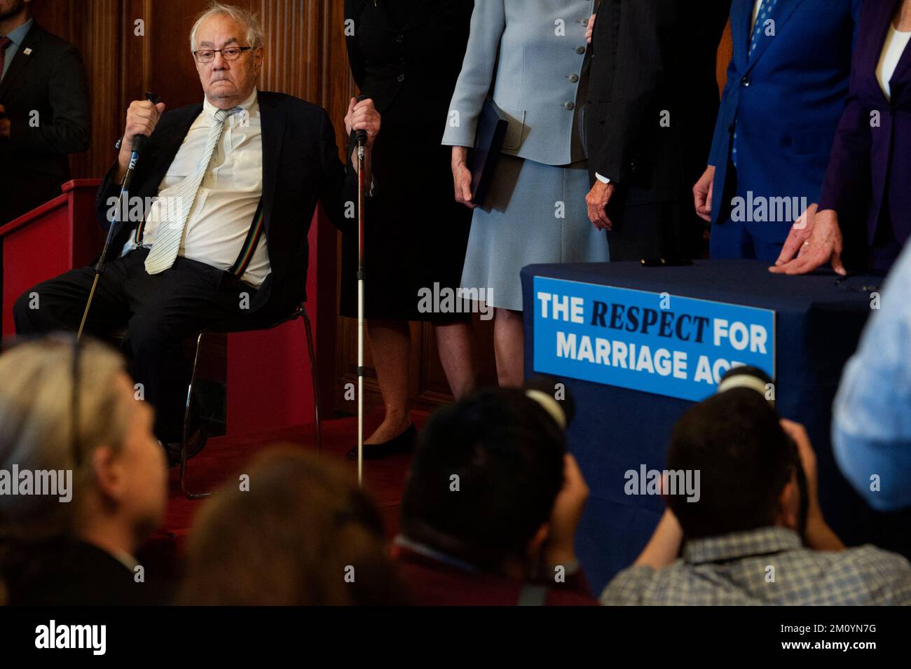 Washington, DC, USA, 8. Dezember 2022. Der ehemalige Vertreter der Vereinigten Staaten Barney Frank (Demokrat von Massachusetts) sitzt vor sich selbst auf der Bühne, während Sprecher des Repräsentantenhauses der Vereinigten Staaten Nancy Pelosi (Demokrat von Kalifornien), Mehrheitsführer des US-Senats Chuck Schumer (Demokrat von New York) Und parteiübergreifende Mitglieder des Senats und des Hauses geben den neu unterzeichneten Gesetzesentwurf H.R.8404, den "Respect for Marriage Act", während einer Eintragungszeremonie im US Capitol in Washington, DC, USA, am Donnerstag, den 8. Dezember, ab. 2022. Von allen Leuten auf der Bühne, die die Rechnung an Touch weitergeben, M Stockfoto