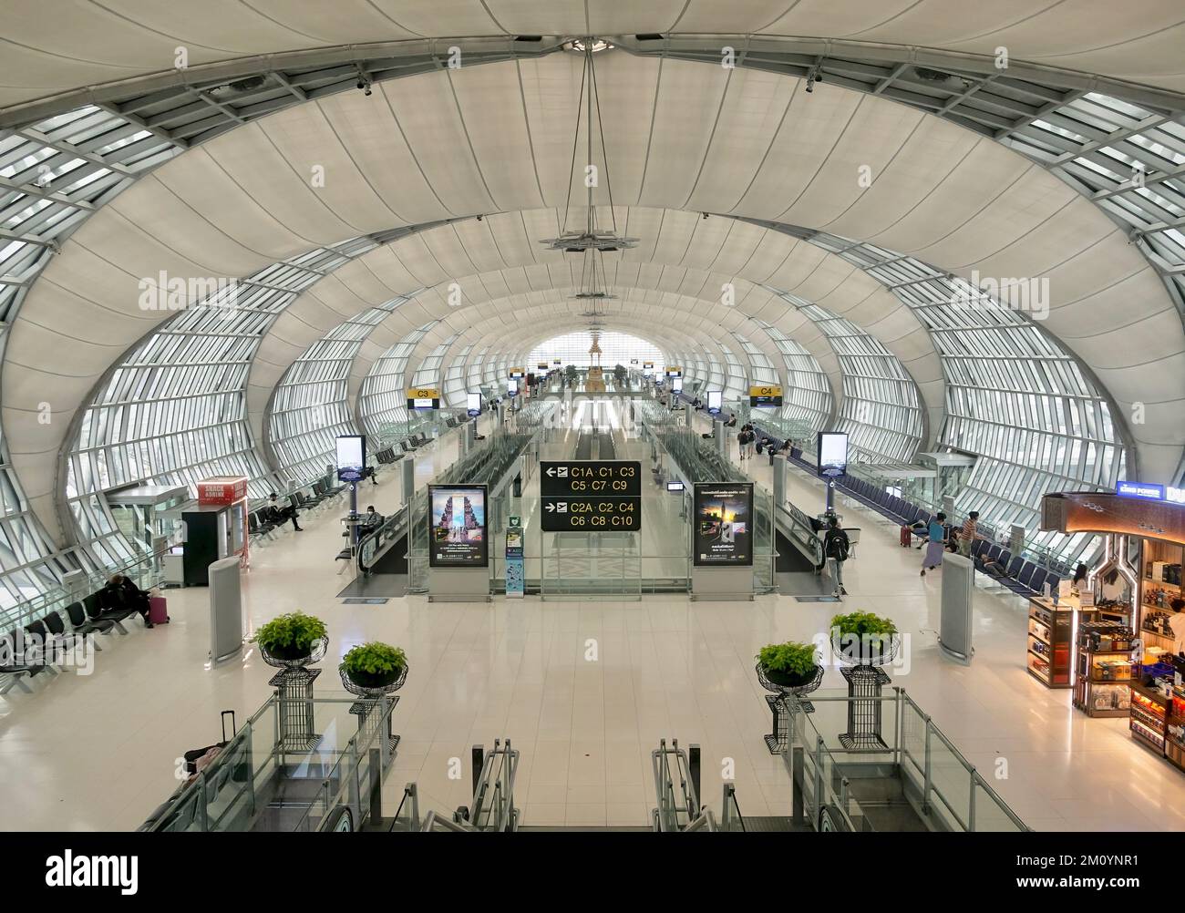 Bangkok, Thailand - 21. Juli 2022. Abflugebene von Halle C am Flughafen Suvarnabhumi, mit wenigen Passagieren, die auf Flüge warten. Stockfoto