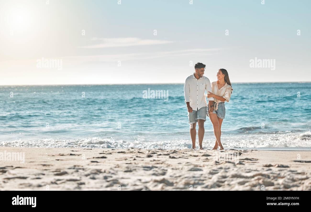 Erkunden wir die Welt gemeinsam. Ein junges Paar, das Zeit miteinander am Strand verbringt. Stockfoto