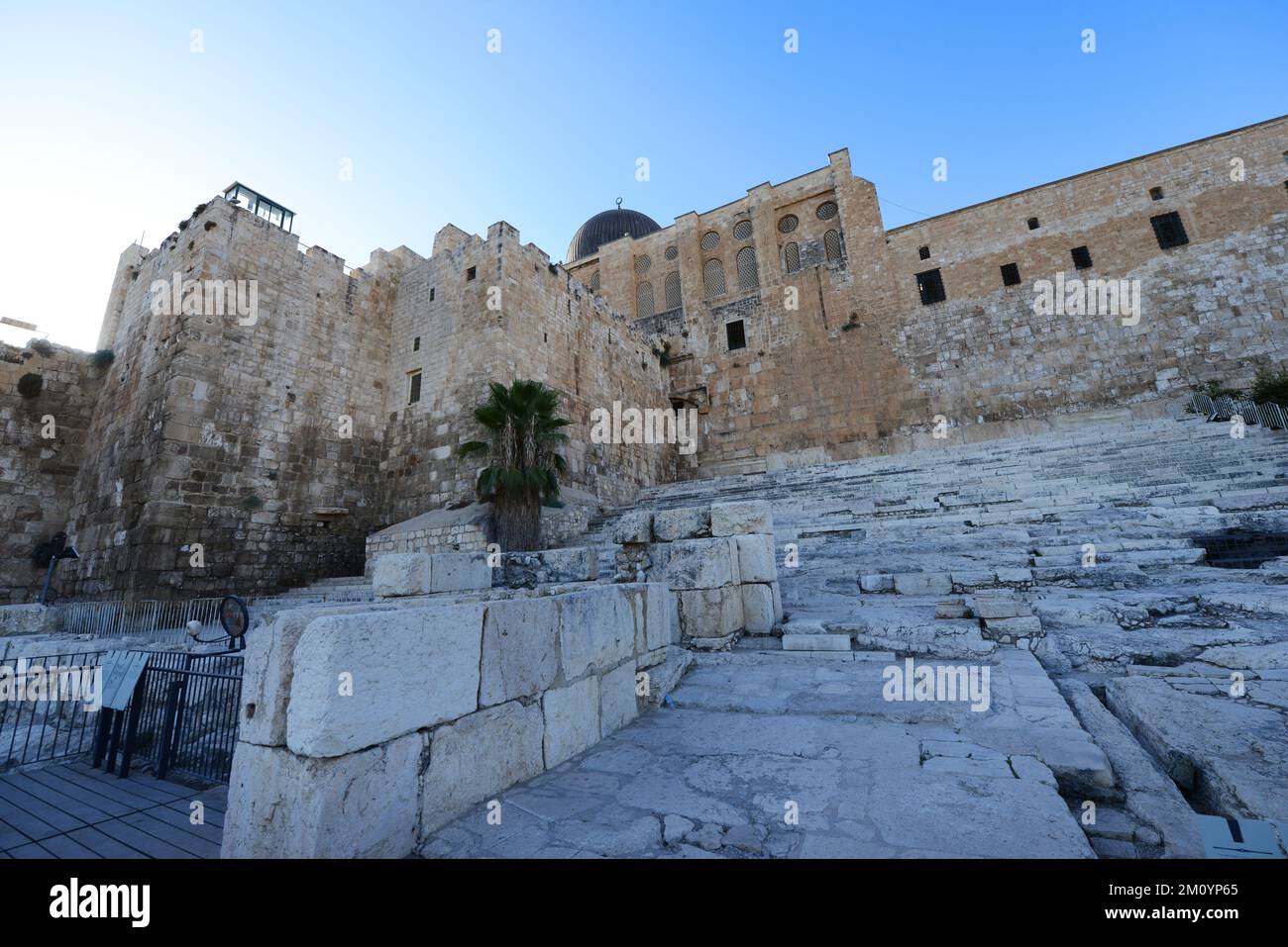 Das westliche (doppelte) Huldah-Tor und die monumentale Treppe an der südlichen Mauer des Tempelbergs im archäologischen Park in Jerusalem. Stockfoto