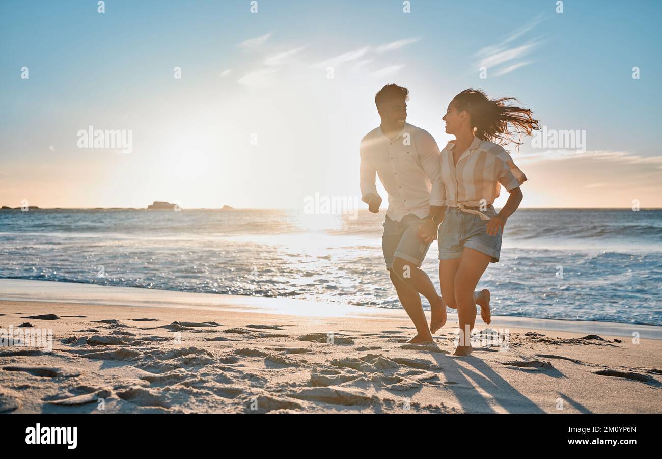 Mein Leben mit dir ist besser. Ein junges Paar, das Zeit miteinander am Strand verbringt. Stockfoto