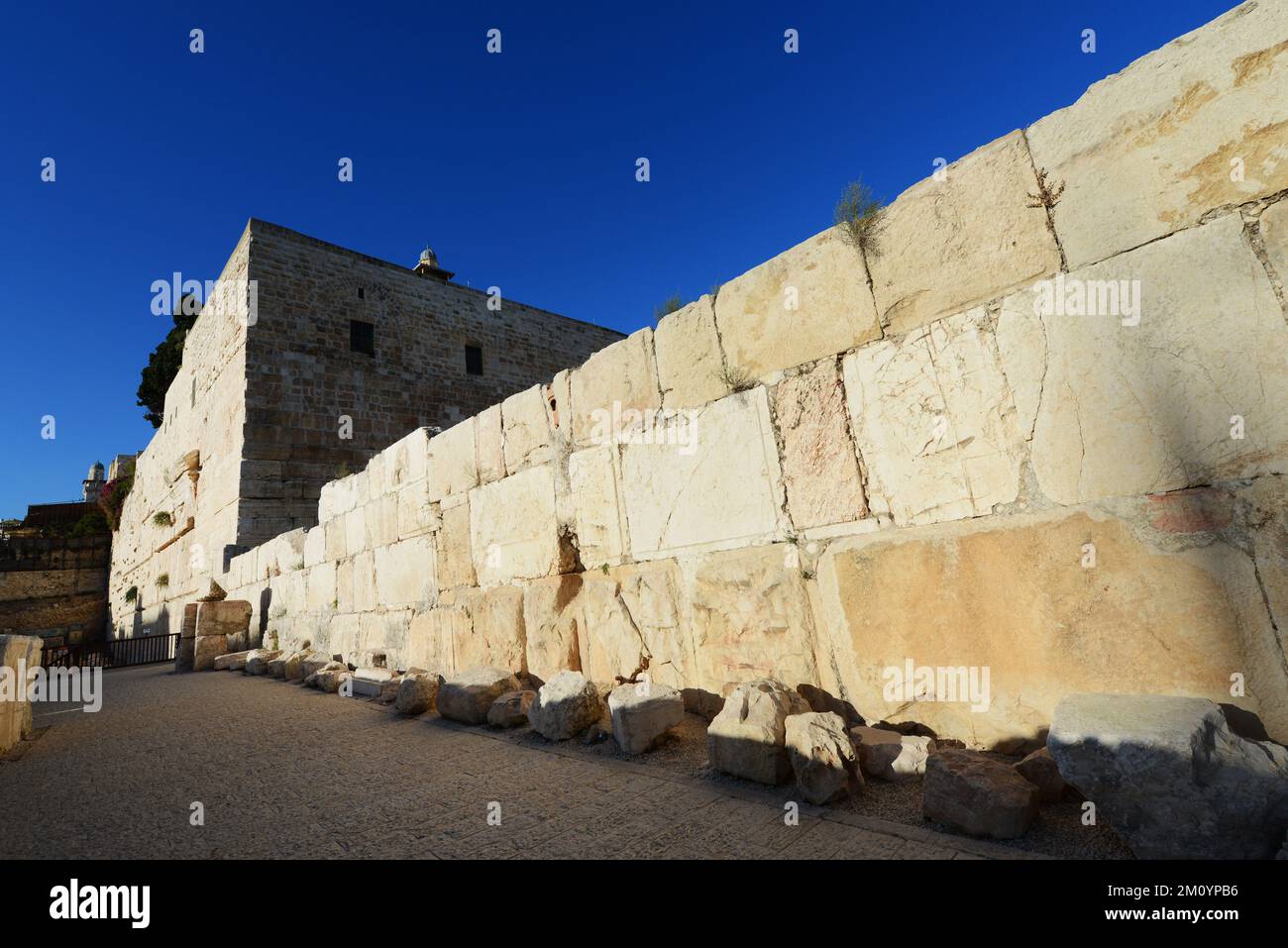 Die südwestlichen Mauern des Tempelbergs sind seit über 2.000 Jahren recht intakt. Archäologischer Park, Altstadt von Jerusalem. Stockfoto