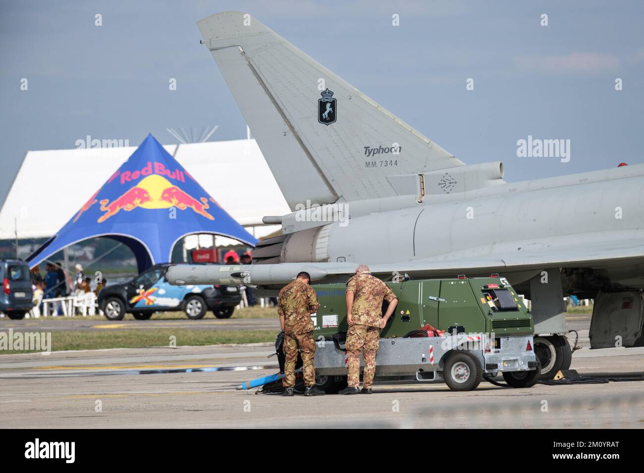 Die beiden Soldaten stehen bei der Bucharest International Air Show (BIAS 2022) in der Nähe des Typhoon-Flugzeugs Stockfoto