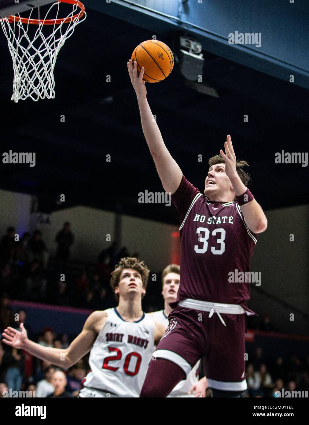 Dezember 07 2022 Moraga, CA USA Missouri State Bears Forward Dawson Carper (33) geht beim NCAA Männer Basketballspiel zwischen Missouri State Bears und Saint Mary's Gaels auf den Basketball. Saint Mary's schlägt Missouri State 66-46 im University Credit Union Pavilion Moraga Calif Thurman James/CSM Stockfoto