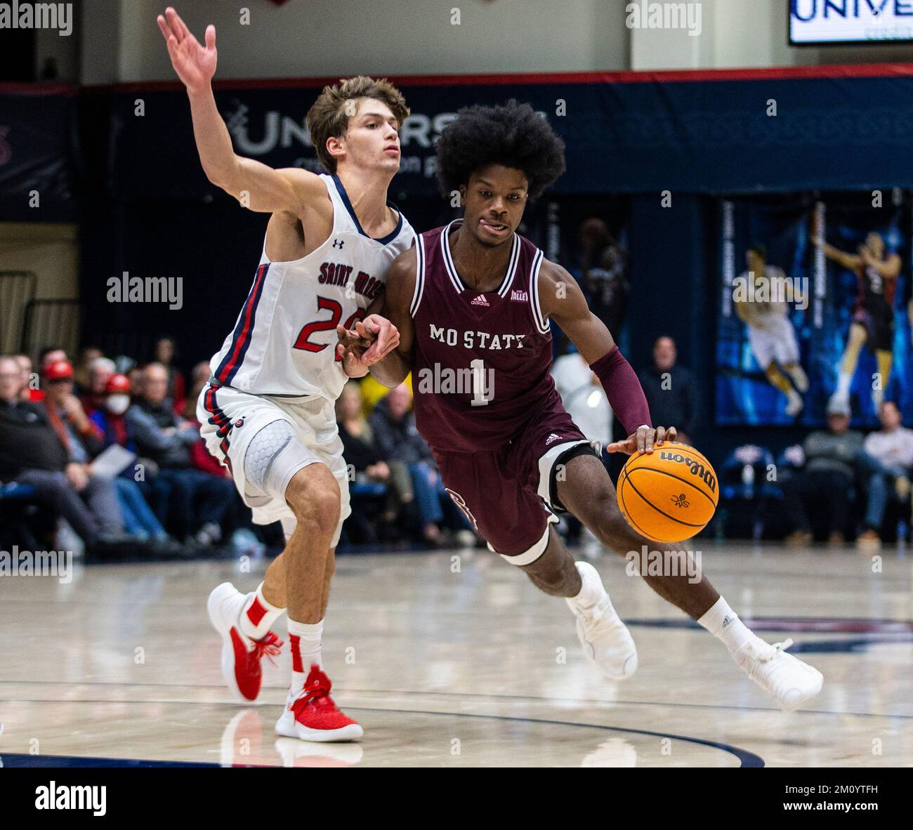 Dezember 07 2022 Moraga, CA USA Missouri State Bears Guard Alston Mason (1) fährt beim NCAA Männer Basketballspiel zwischen Missouri State Bears und den Saint Mary's Gaels zum Basketball. Saint Mary's schlägt Missouri State 66-46 im University Credit Union Pavilion Moraga Calif Thurman James/CSM Stockfoto