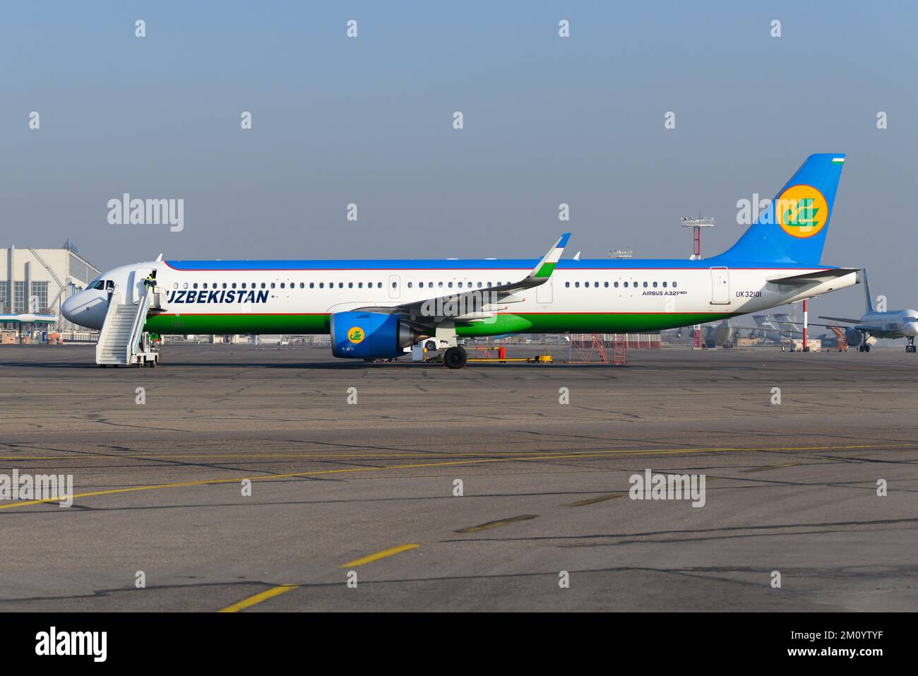 Uzbekistan Airways A321neo geparkt. Flugzeug A321 der Usbekistan Airways Fluggesellschaft registriert als UK32101. A321 Neo-Ebene. Stockfoto