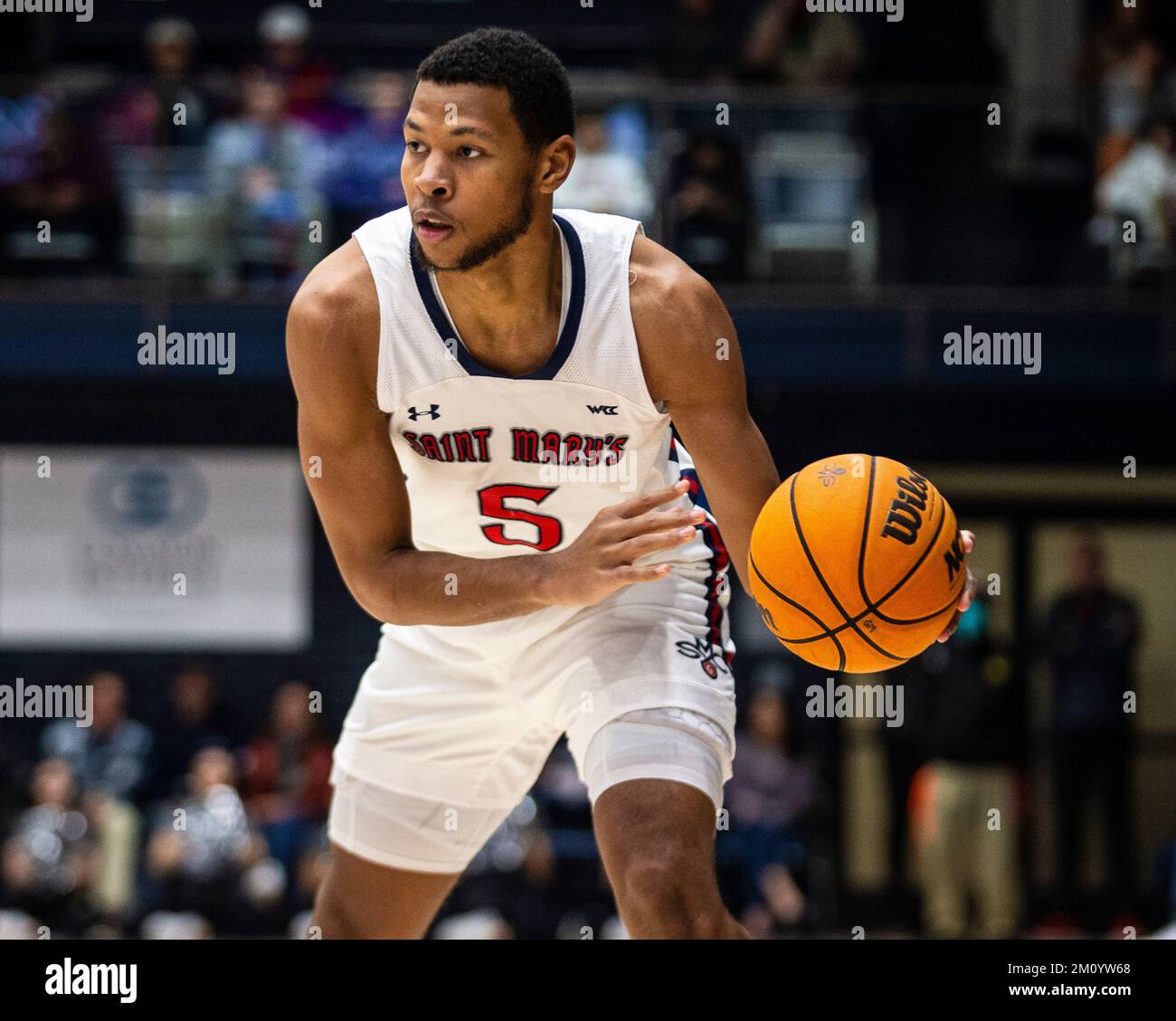 Dezember 07 2022 Moraga, CA USA St. Mary's Forward Josh Jefferson (5) möchte den Ball beim NCAA Männer Basketballspiel zwischen Missouri State Bears und den Saint Mary's Gaels weitergeben. Saint Mary's schlägt Missouri State 66-46 im University Credit Union Pavilion Moraga Calif Thurman James/CSM Stockfoto