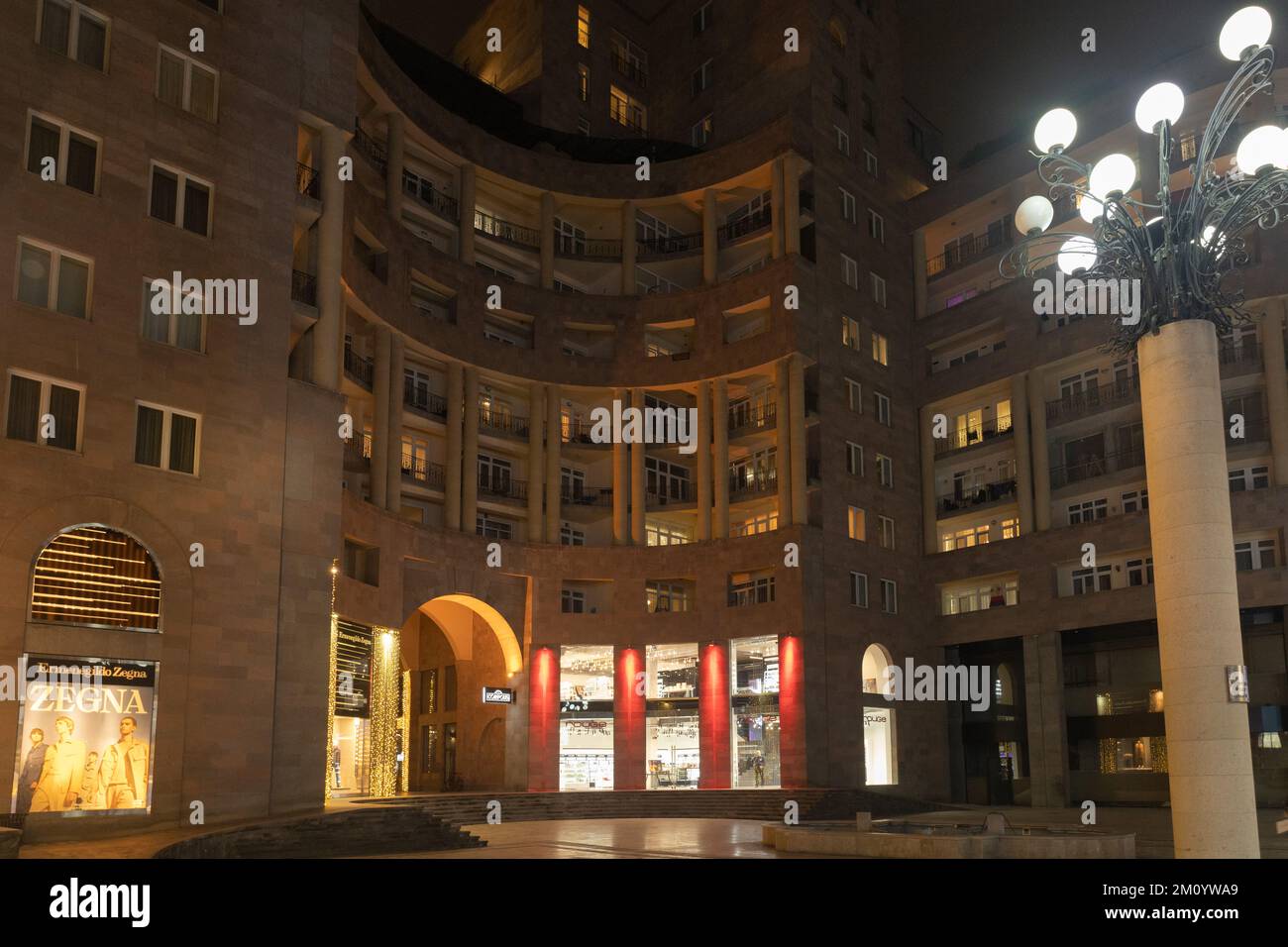 Eriwan, Armenien - 3. Dezember 2022: Modernes Gebäude auf der Northern Avenue mit verschiedenen Boutiquen und Restaurants, am Winterabend Stockfoto