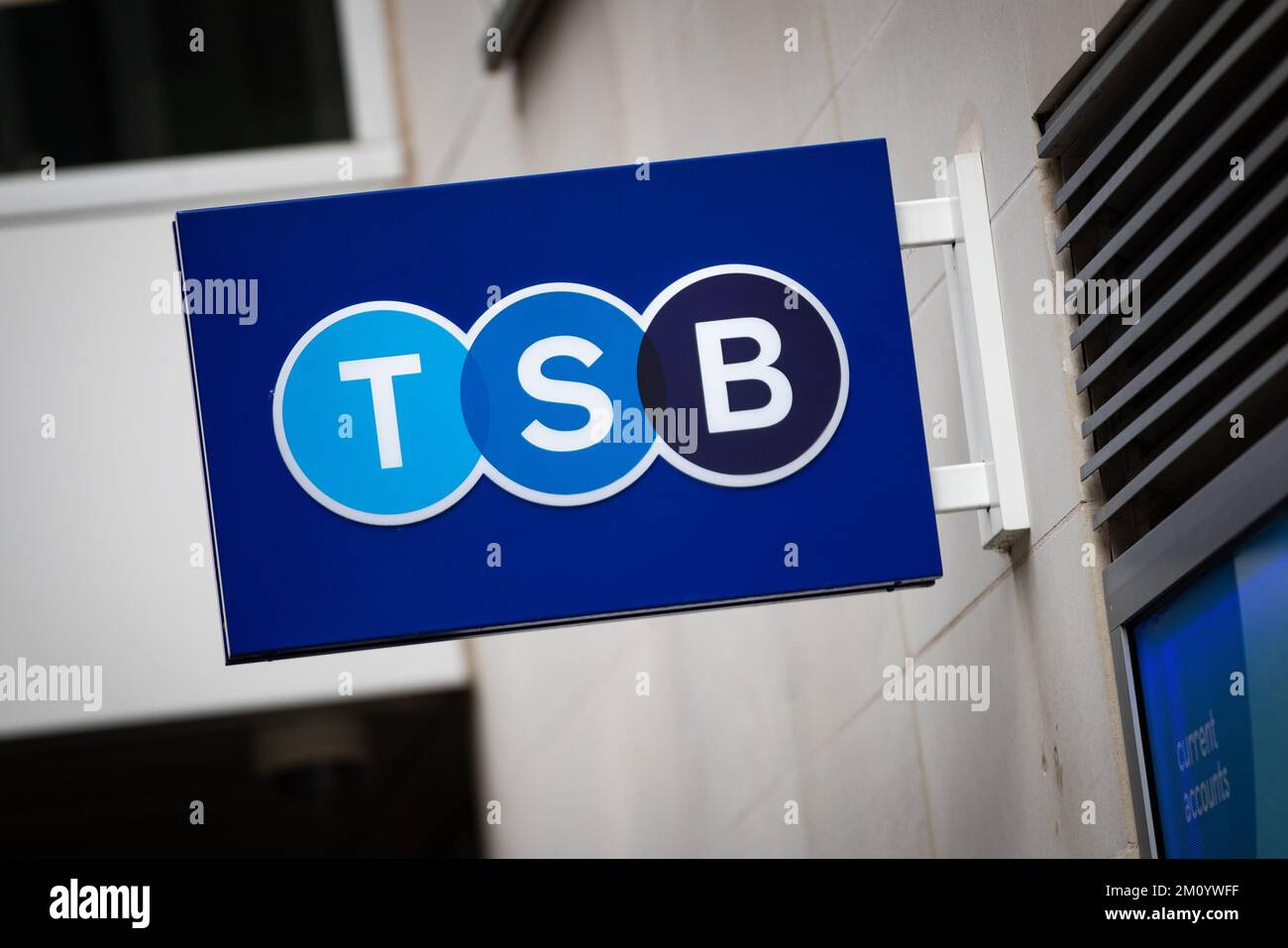 Aktenfoto vom 30. Oktober 09/2020 des TSB-Bankzeichens. TSB hat einen Fonds zur Unterstützung von Menschen eingerichtet, die vor missbräuchlichen Beziehungen fliehen. Je nach Bedarf erhalten die Mitarbeiter Unterstützungszahlungen in Höhe von £50 bis 500 £, die auf ein TSB-Bankkonto überwiesen werden, auf das nur der Antragsteller zugreifen kann. Ausgabedatum: Freitag, 9. Dezember 2022. Stockfoto