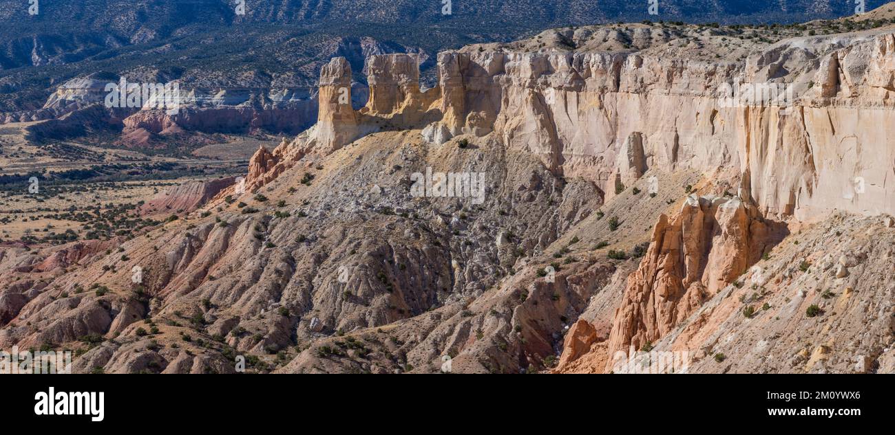 Panoramablick auf farbenfrohe Felsformationen auf der Ghost Ranch, Abiquiu, New Mexico Stockfoto