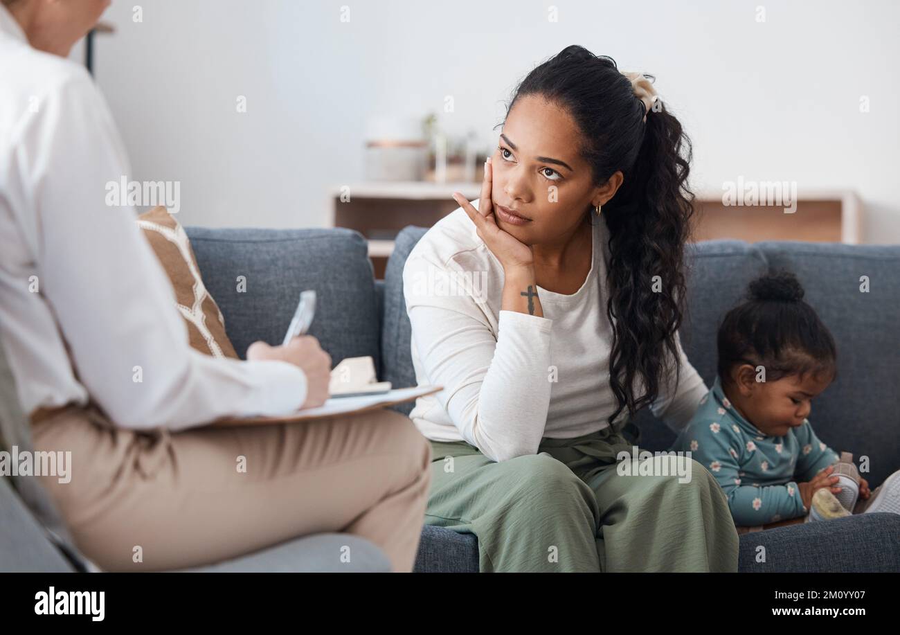 Das ist kein Hört sich gut an. Eine attraktive junge Frau, die mit ihrer Tochter während einer Beratung mit einem Psychologen sitzt. Stockfoto