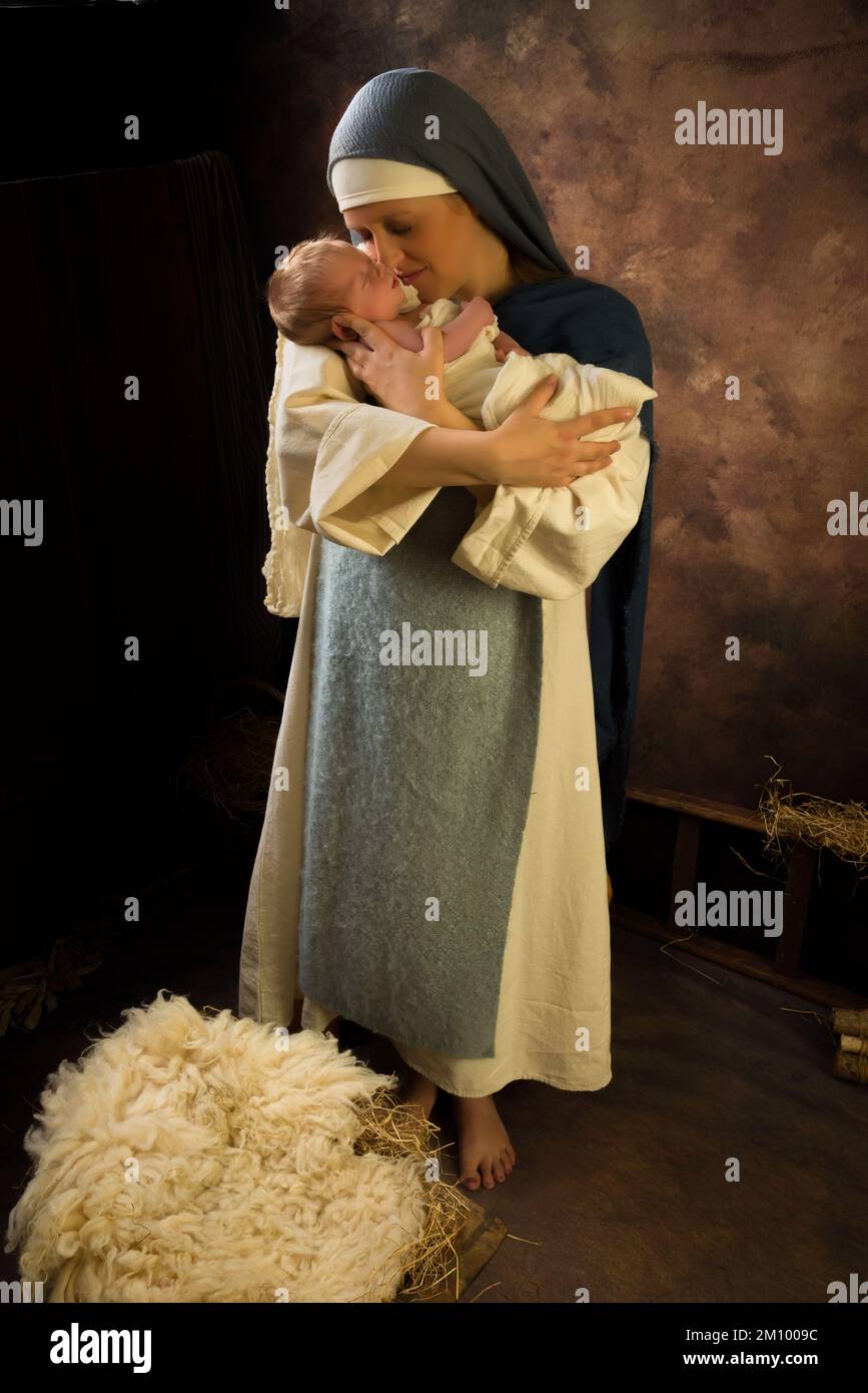 Live-Nachstellung Weihnachtskrippe der echten Mutter eines 8 Tage alten Jungen, der die Jungfrau Maria und das Jesuskind spielt Stockfoto