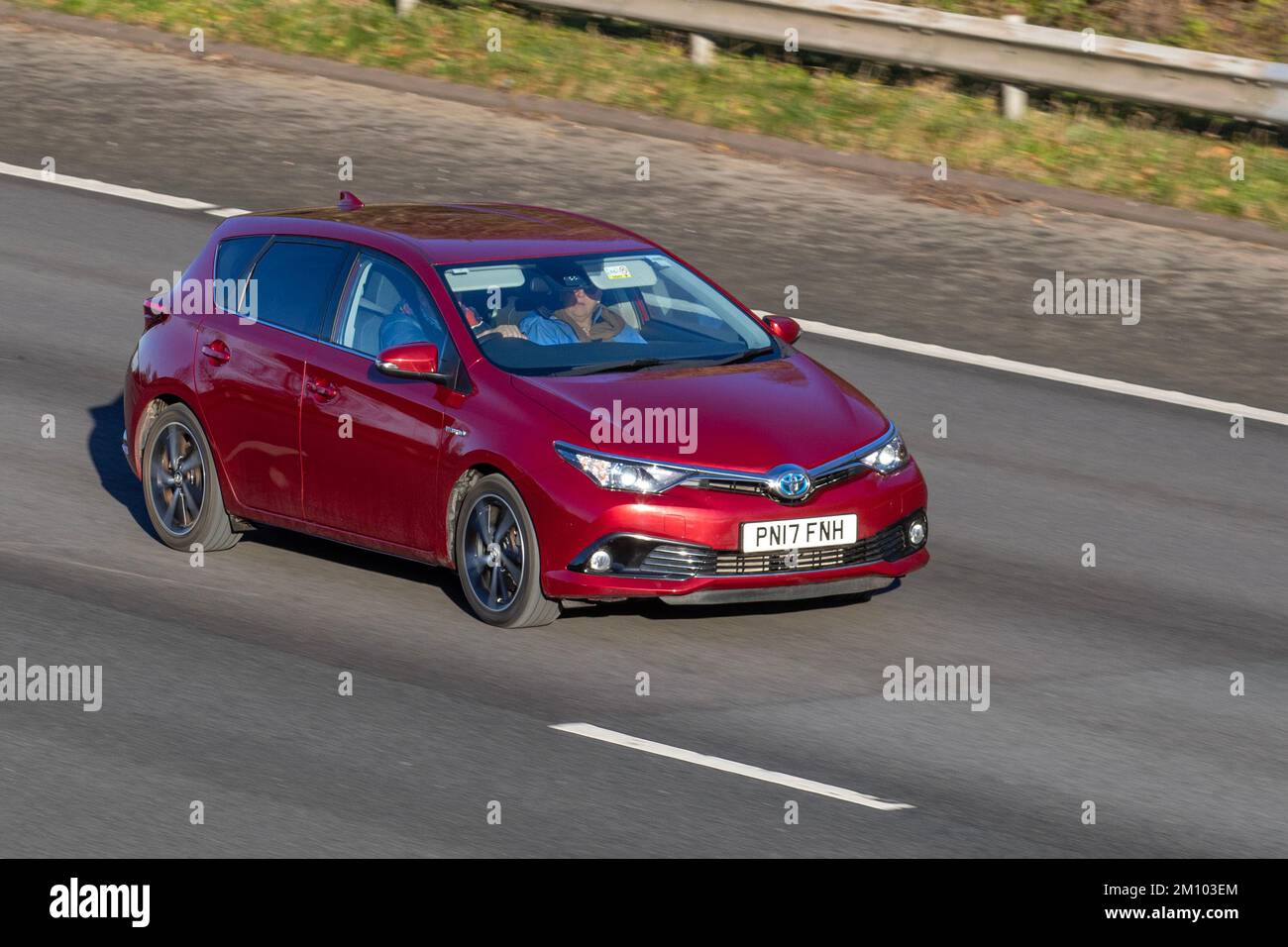 2017 Red TOYOTA AURIS VVT-1 GB25 1798cc Hybrid 1-Gang CVT; Fahren auf der Autobahn M61, Großbritannien Stockfoto