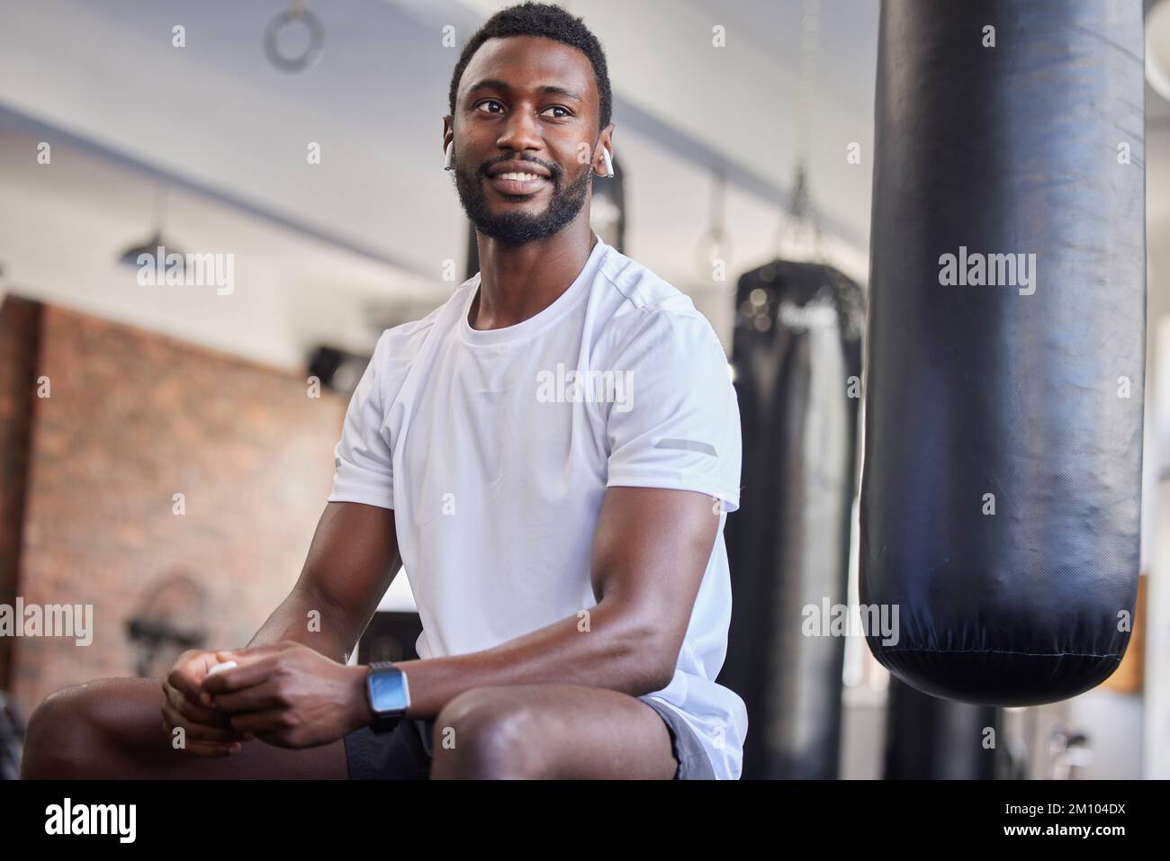 Schwarzer Mann, Fitness- und Wellness-Training-Gym-Pause eines Sportlers, bereit für Sport. Training, Sport und Entspannung, Mann nach Boxen und stark Stockfoto