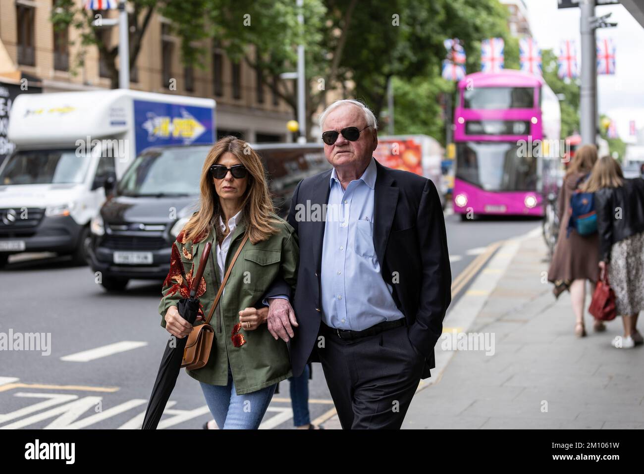 Schiffsmagnat John Fredriksen und Partner Maryam Mohaghegh machen einen Spaziergang in London, Chelsea Stockfoto