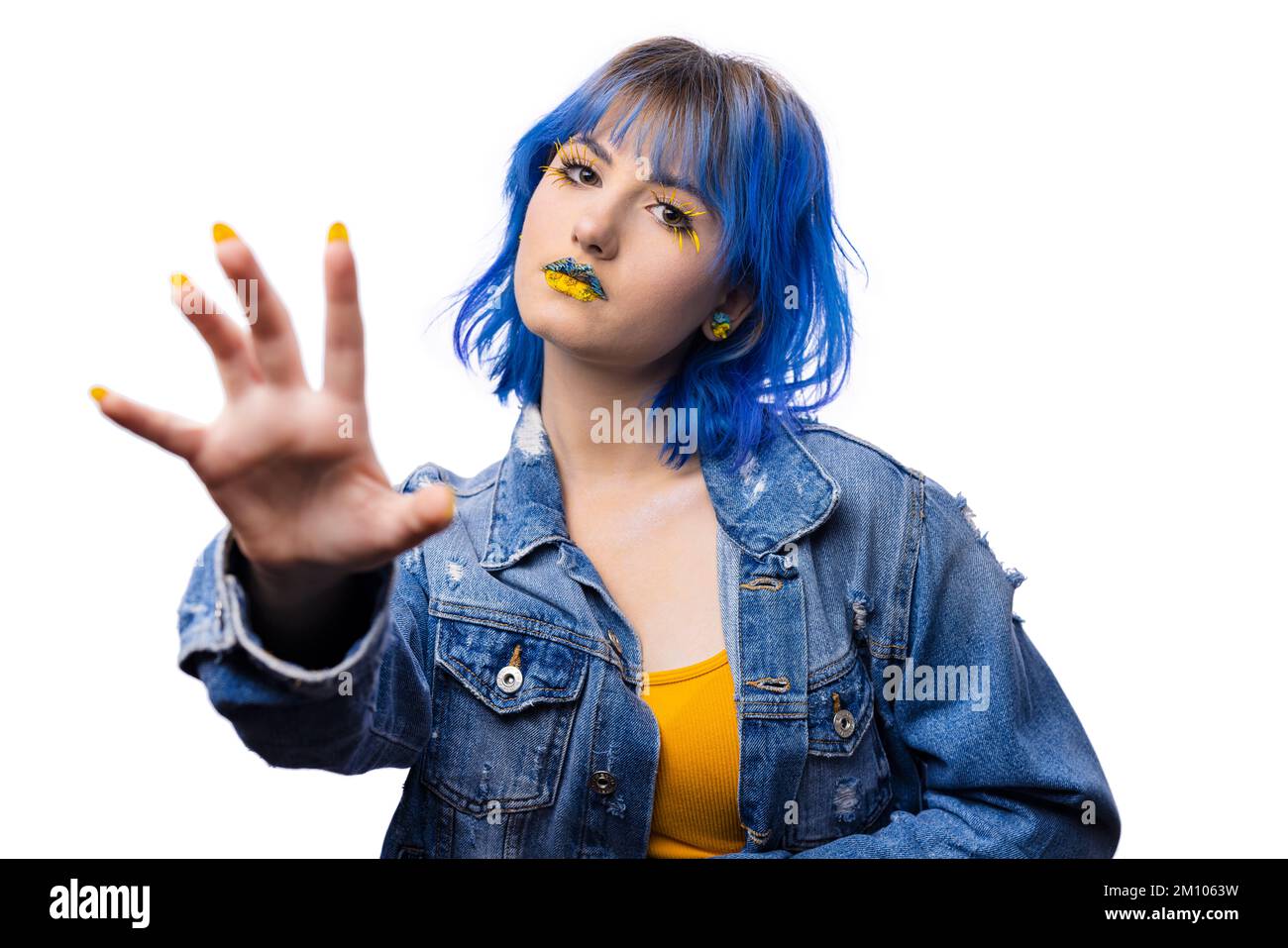 Frau in blauen und gelben Tönen Stockfoto