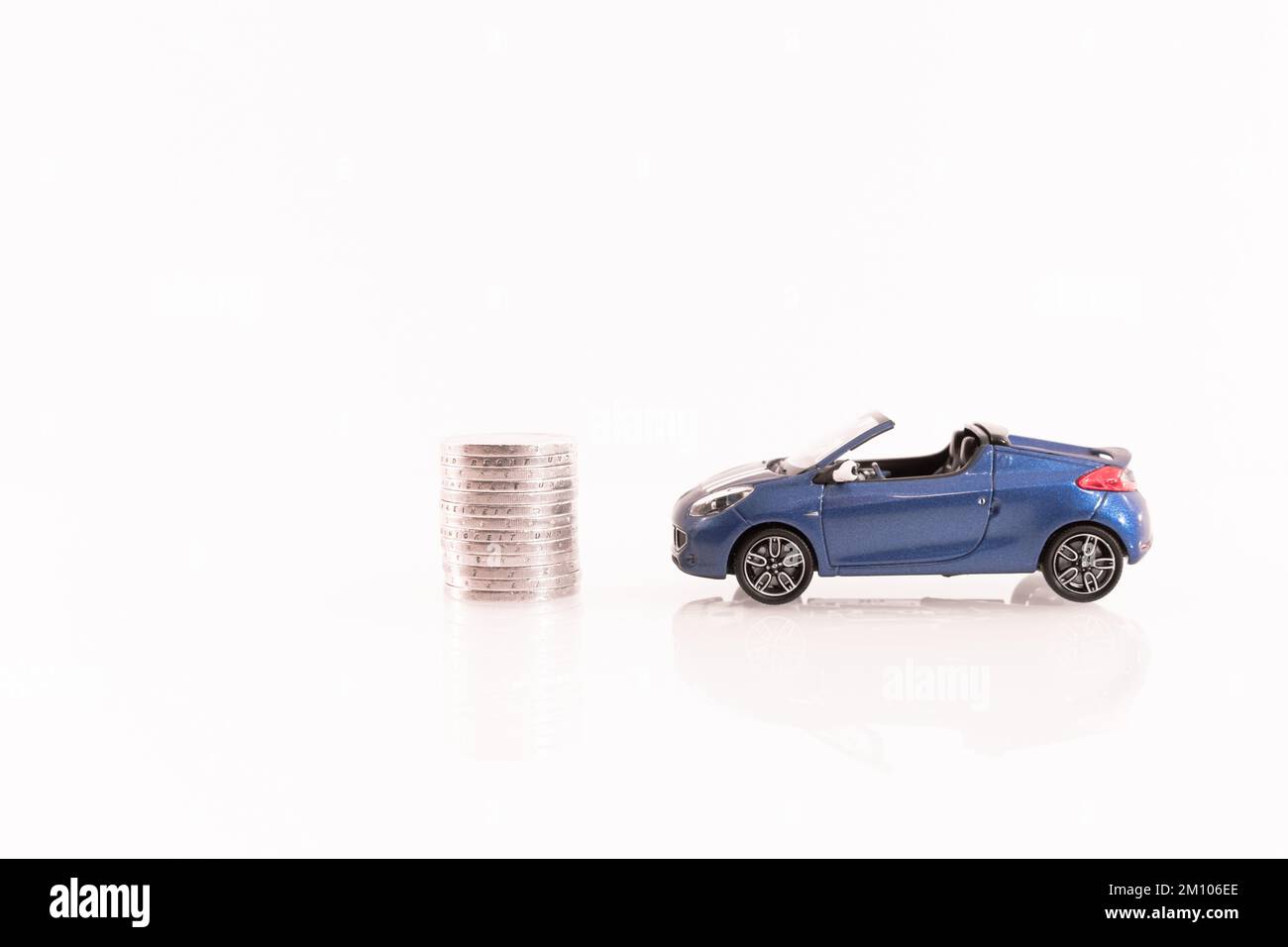 Renault Wind Miniaturfahrzeug in blauer Farbe mit Münzen. Stockfoto