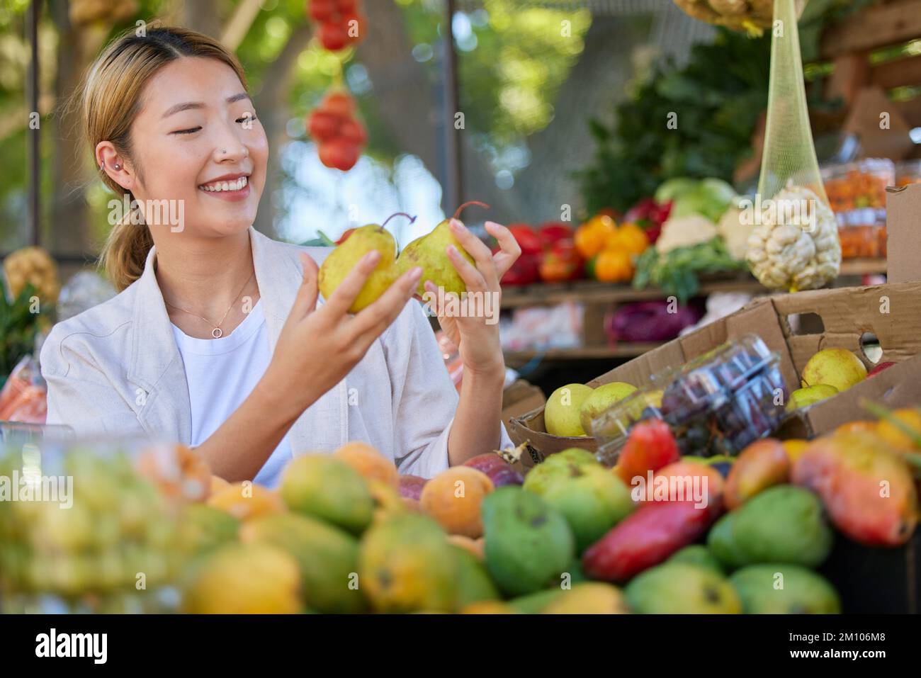 Frau, Obst- und Lebensmitteleinkäufe auf dem Markt im Freien, Birnenauswahl und Gesundheitsprodukt mit Lebensmitteln und Ernährung auf Seoul Markt. Ein Laden, ein glücklicher Asiate Stockfoto