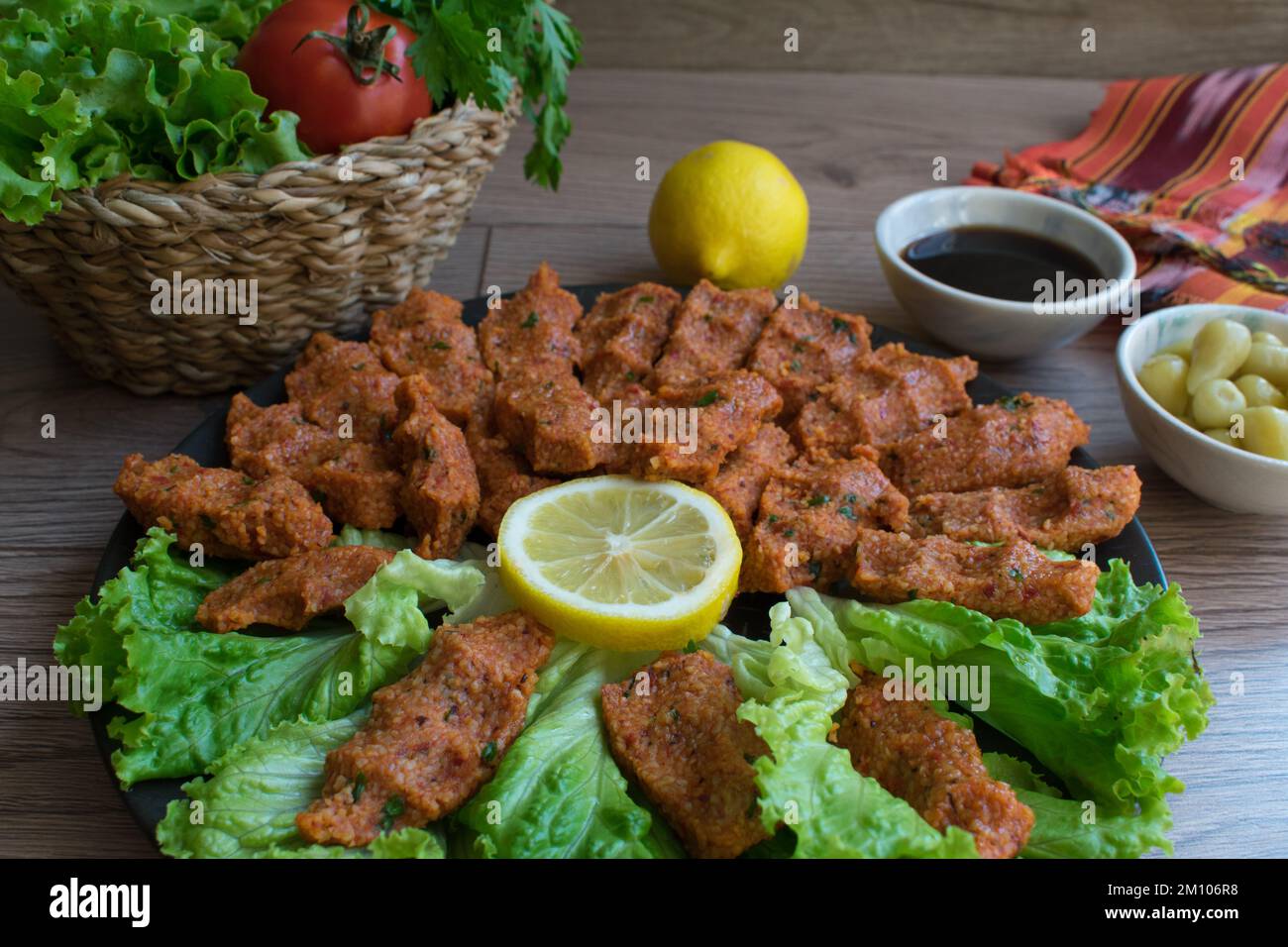 Türkischer „cig kofte“, Nahsalat, Tomate, Gurke und Zitrone, Granatapfelsirup, Türkische Fleischbällchen. Stockfoto