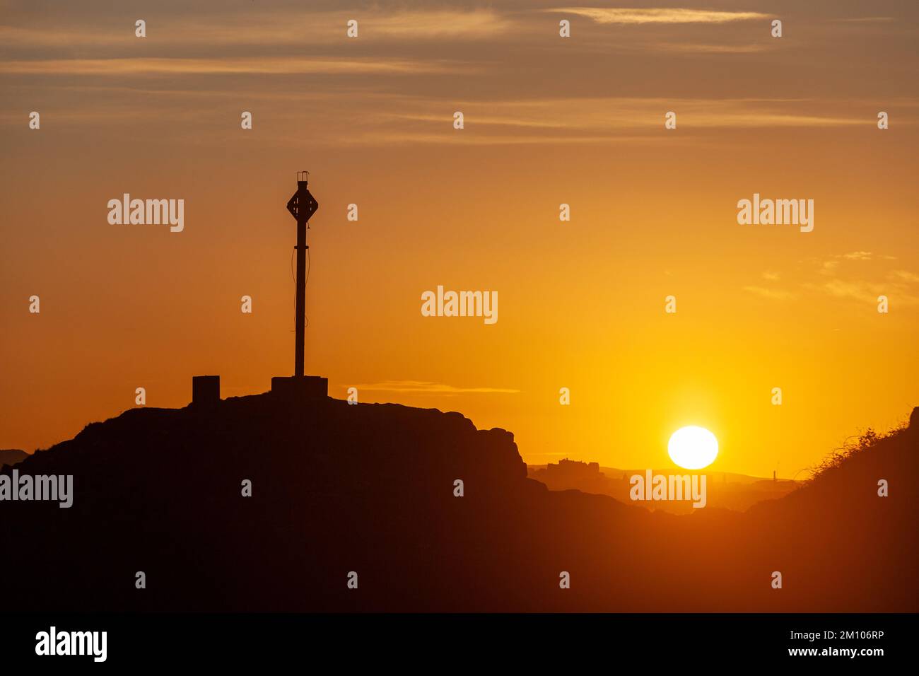 Dalgety Bay, Fife, Schottland. 09. Dezember 2022 Ein kalter Tag in Schottland, erwärmt von einem wunderschönen Sonnenuntergang über Edinburgh Castle und Downing Point in Dalgety Bay. © Richard Newton/Alamy Live News Stockfoto