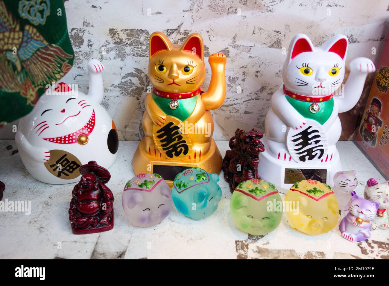Nahaufnahme von Maneki Neko (japanische Weckkatzen) in einem Restaurantfenster in China Town, Soho, London, England, Großbritannien Stockfoto
