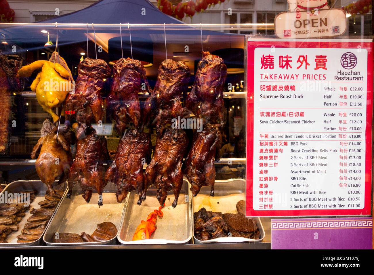 Erstklassige chinesische geröstete Ente in einem Restaurantfenster in China Town, Soho, London, England, Großbritannien. Stockfoto