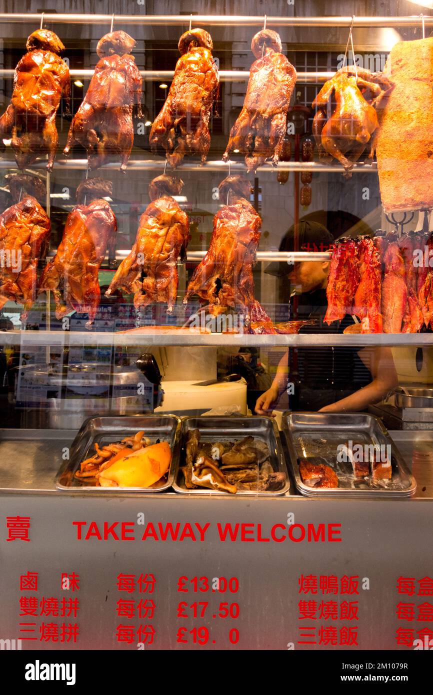 Aromatische, knusprige chinesische Ente in einem Schaufenster in China Town, Soho, London, England, Großbritannien. Stockfoto