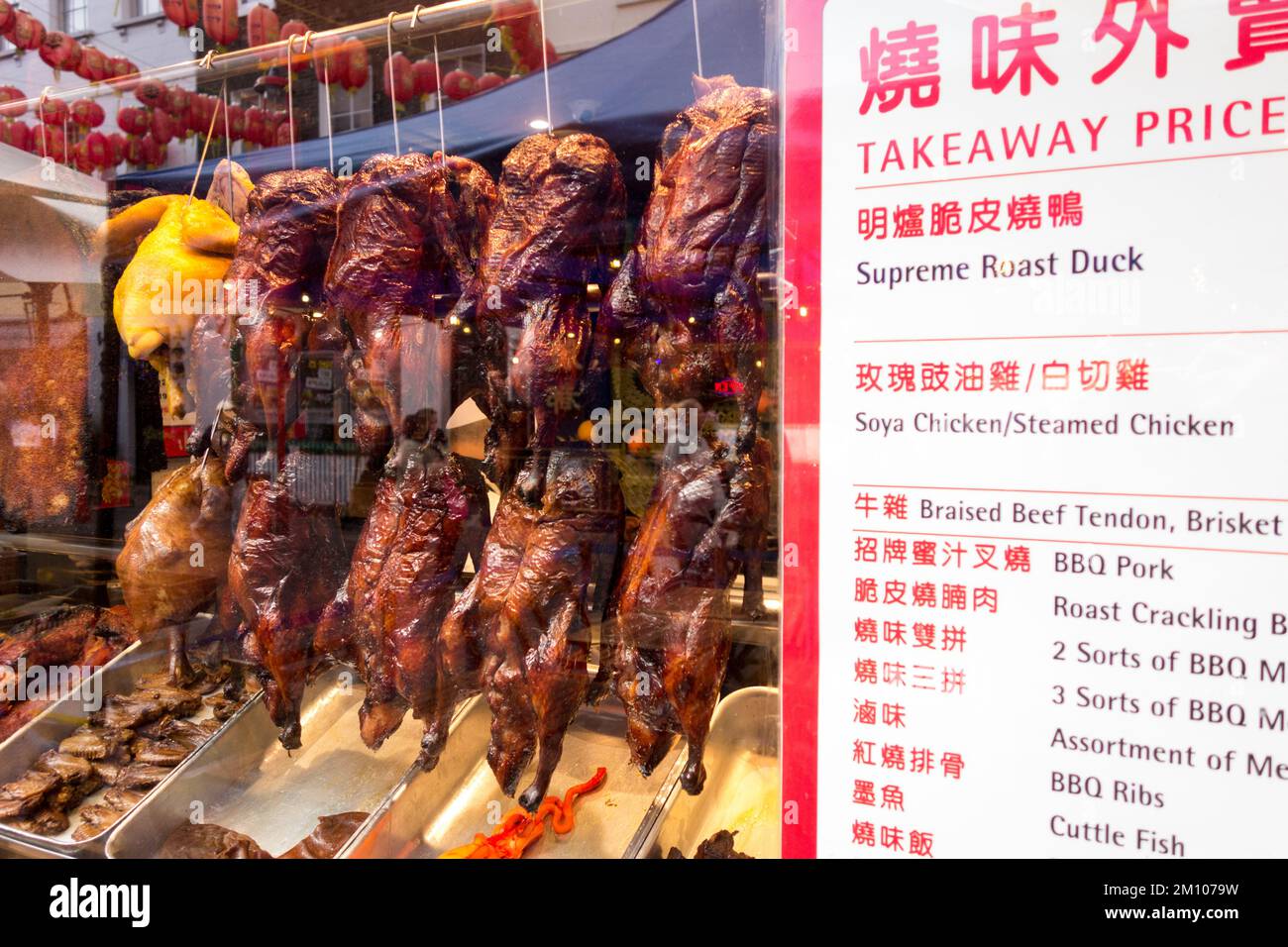 Aromatische, knusprige chinesische Ente in einem Schaufenster in China Town, Soho, London, England, Großbritannien. Stockfoto