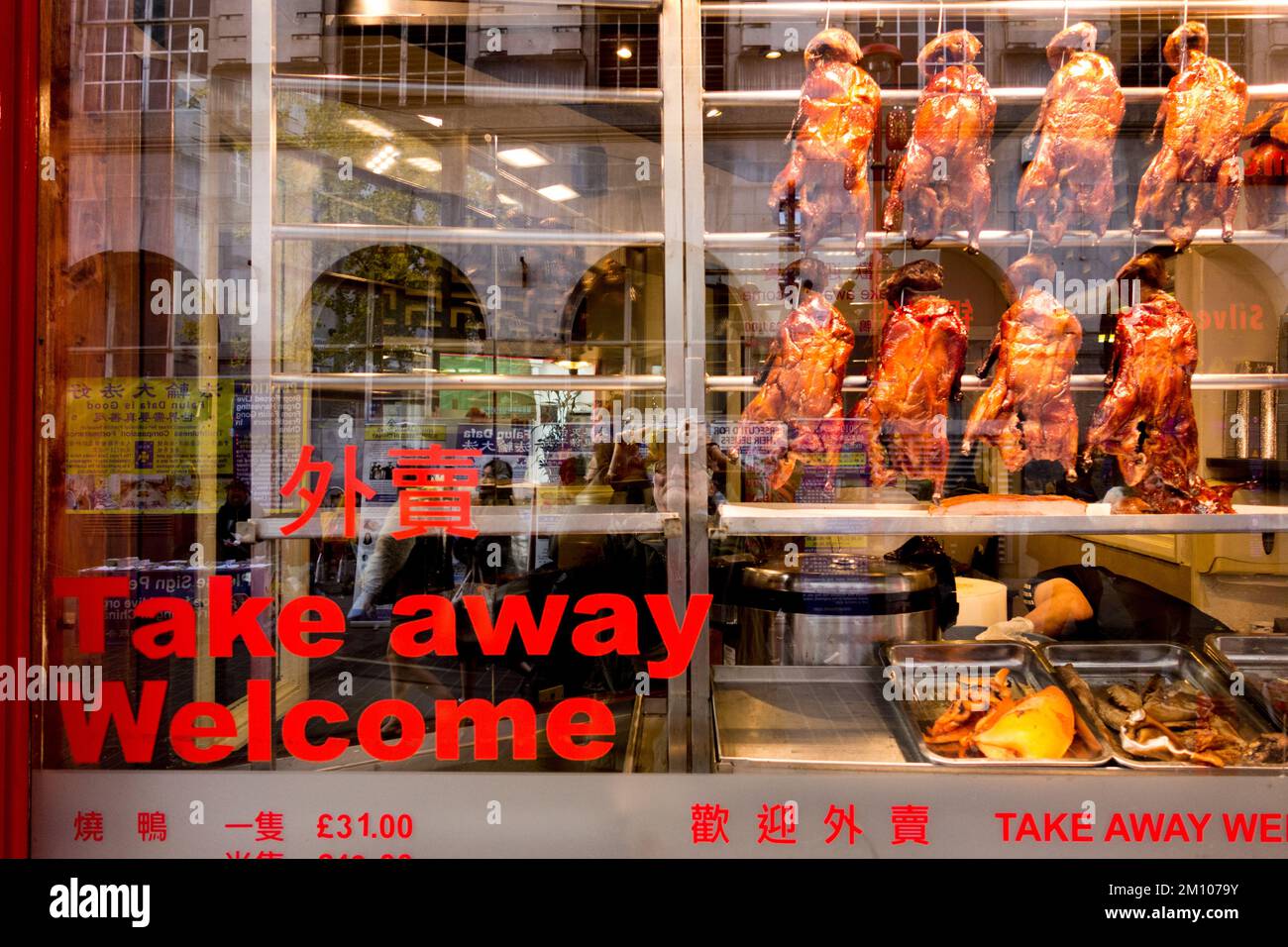 Aromatische, knusprige chinesische Ente in einem Schaufenster in China Town, Soho, London, England, Großbritannien. Stockfoto