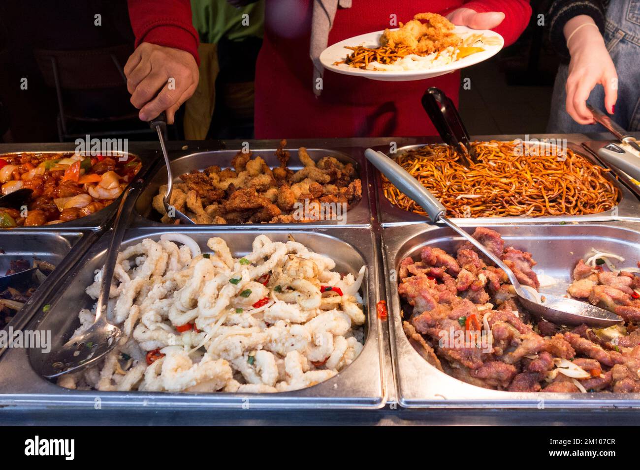 Kunden, die sich selbst an einem Selbstbedienungsbuffet bedienen, China Town, Soho, London, England, UK. Stockfoto