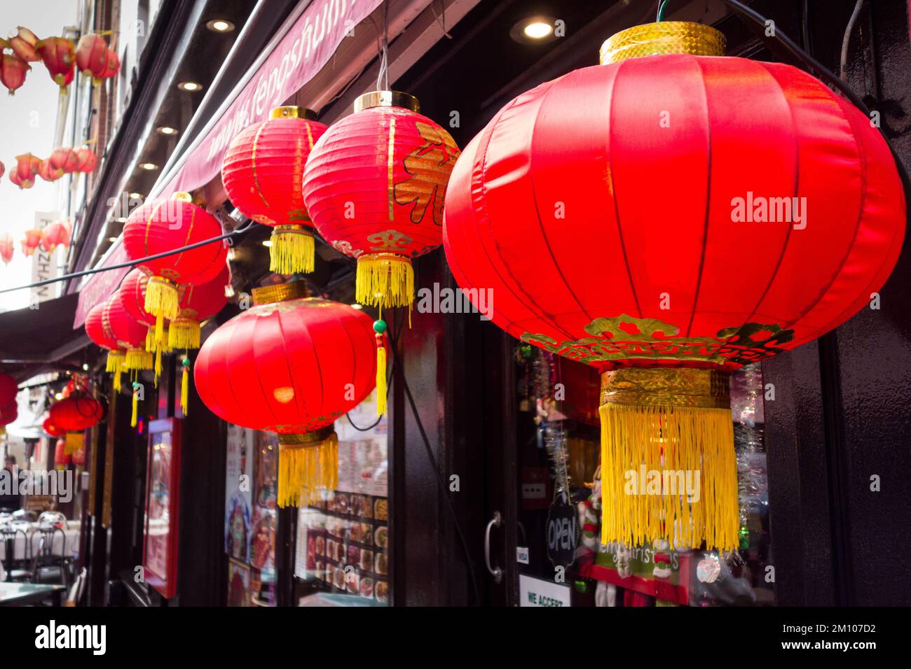 Leuchtend rote chinesische Laternen vor einem Restaurant in Chinatown, in Soho im Londoner West End, England, Großbritannien. Stockfoto
