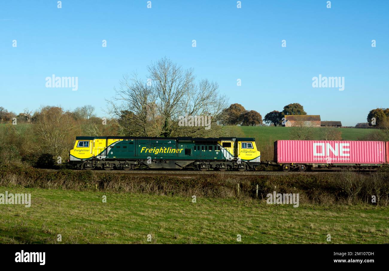 Freightliner Klasse 70 Diesellokomotive Nr. 70020, die einen Intermodalzug zieht, Warwickshire, Vereinigtes Königreich Stockfoto