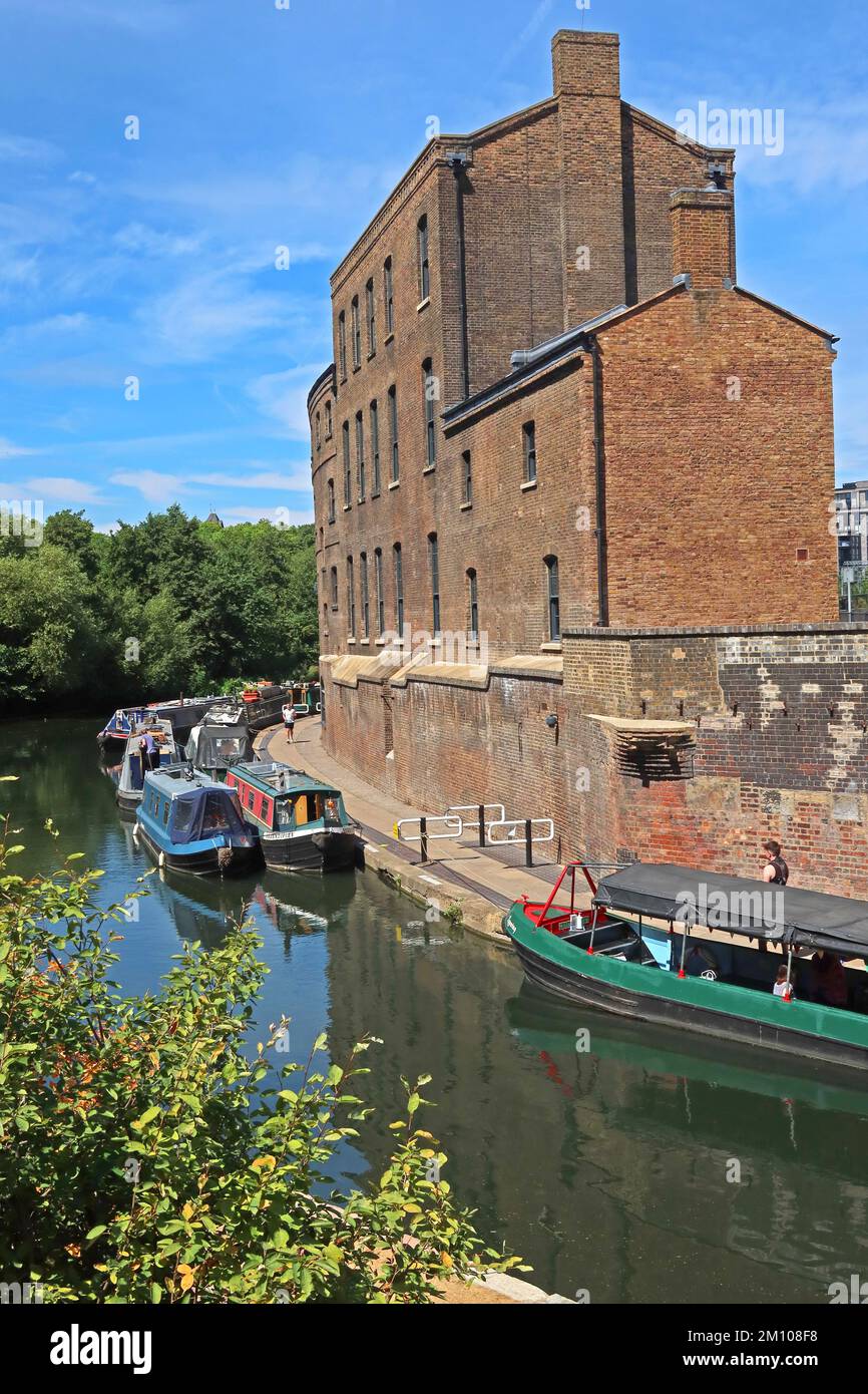 Kohlebüro und Kanal auf der Coal Drops Yard, Einzelhandel und Unterhaltungsentwicklung, nördlich von Kings Cross, Stable Street, Camden, London, England, UK, N1C 4DQ Stockfoto