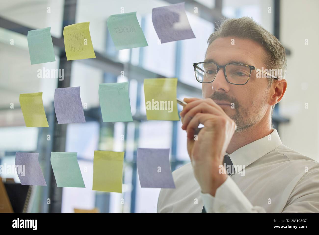 Planung, Haftnotiz und Geschäftsmann mit kreativer Vision, Ideen und Workflow-Management für Start-up-Karrieren. Zeitplan, Agenda und Strategie Stockfoto