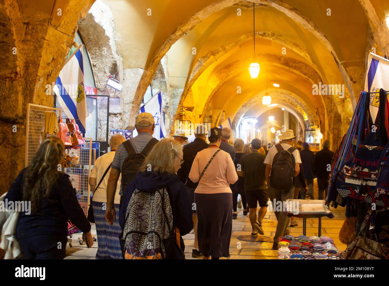 9. November 2022 Besucher zu Fuß durch den geschäftigen und überfüllten Souk auf der Beit Habad Street Jerusalm Israel Stockfoto