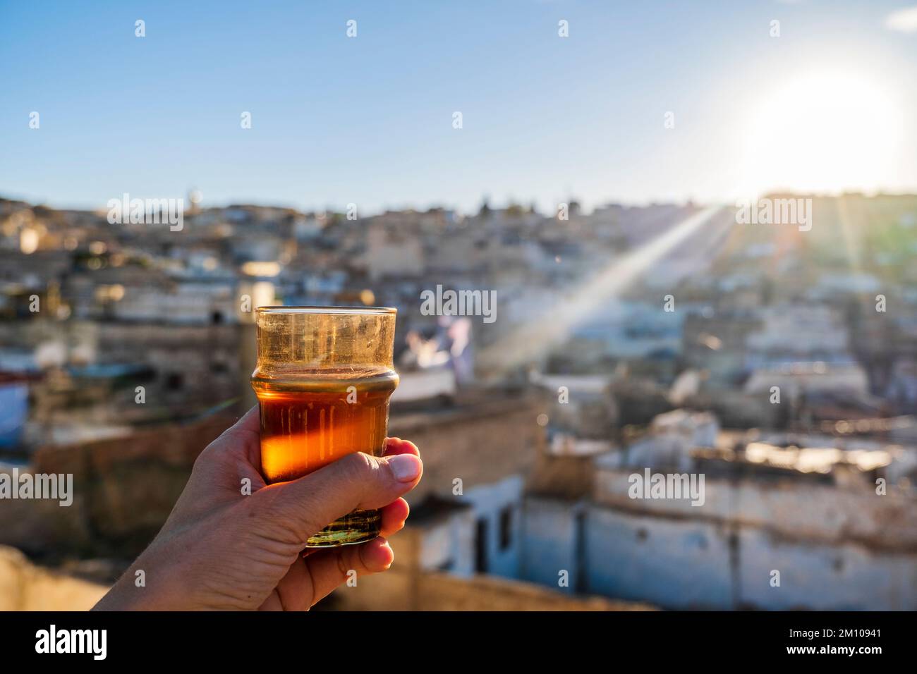 Köstlicher traditioneller Pfefferminztee mit Blick auf die historische Innenstadt namens Medina in Fez, Marokko, Nordafrika Stockfoto