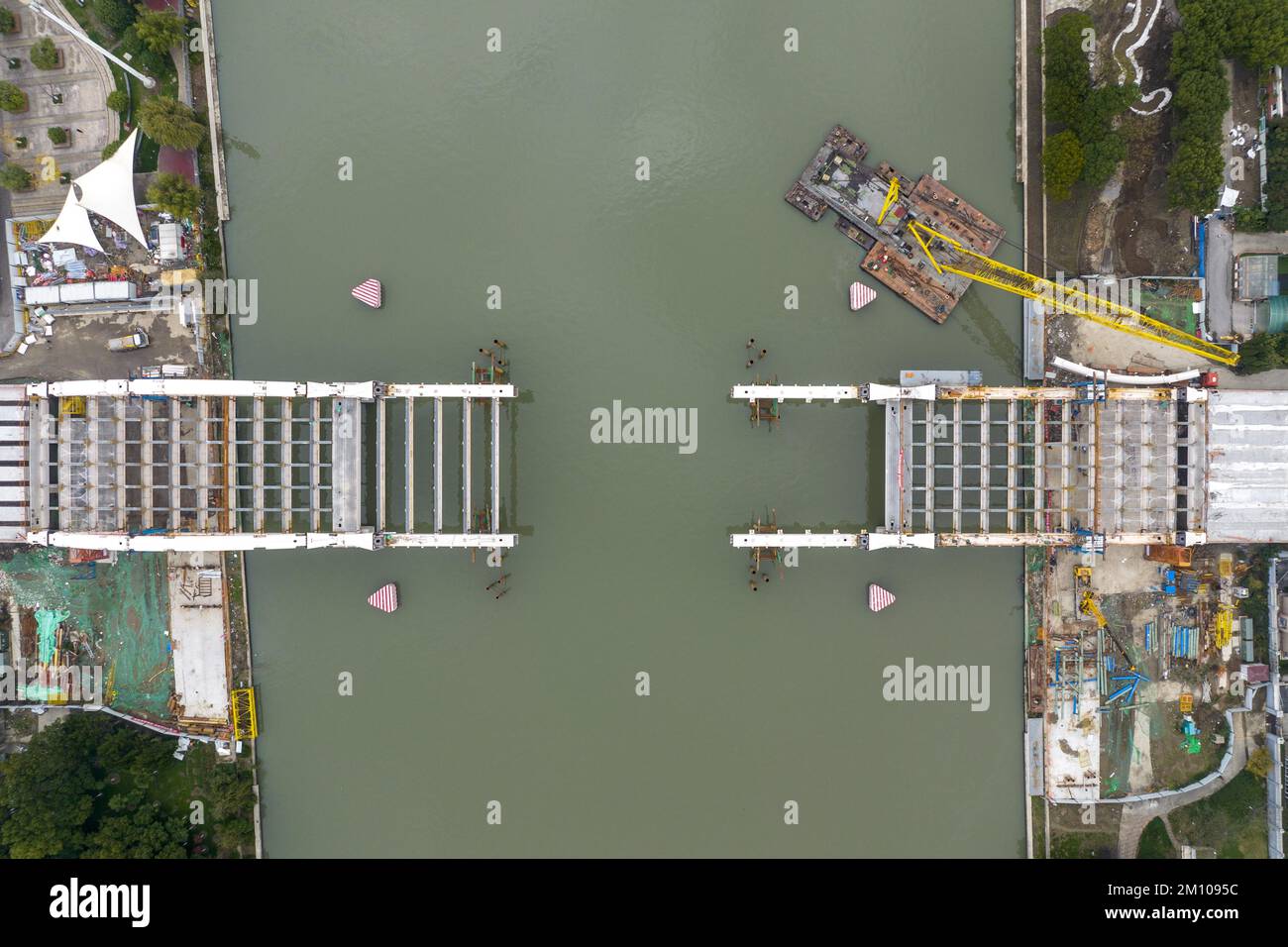 Das Luftfoto zeigt den Brückenaufbau an der Tongfeng Road in Kunshan City, Ostchina Provinz Jiangsu, 8. Dezember 2022. (Foto: ChinaImages/Sipa USA) Stockfoto