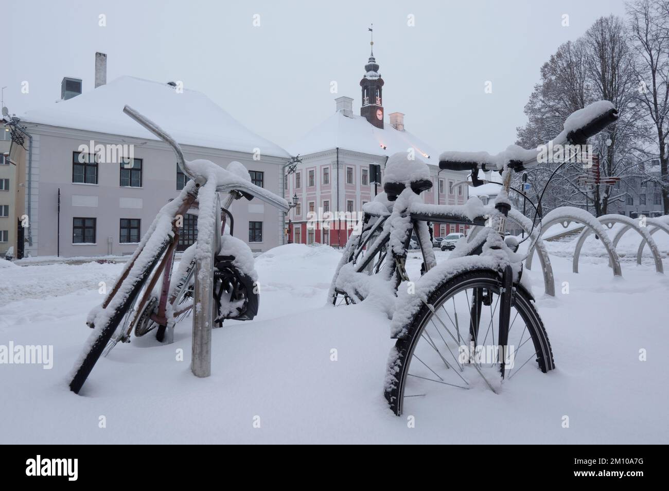 Fahrräder unter frischem Schnee im Zentrum von Tartu, Estland. Detsember 2022 Stockfoto
