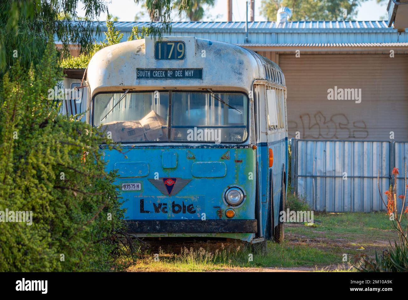 Ein AEC Regal IV-Bus der Regierung von New South Wales aus den späten 1950er bis frühen 1960er Jahren, der sich jetzt in Lightning Ridge, etwa 700 Kilometer von Sydney entfernt, befindet Stockfoto