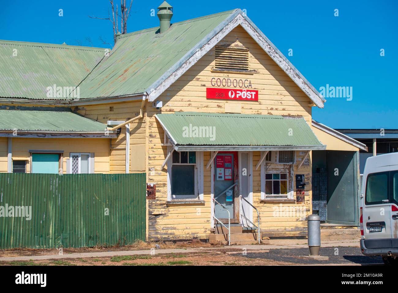 Stahldach und Holzwetterplatten, Föderationsstil, Postamt im Dorf Goodooga im Outback New South Wales, Australien Stockfoto