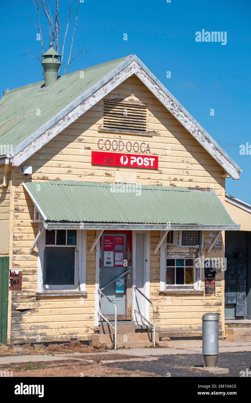 Stahldach und Holzwetterplatten, Föderationsstil, Postamt im Dorf Goodooga im Outback New South Wales, Australien Stockfoto