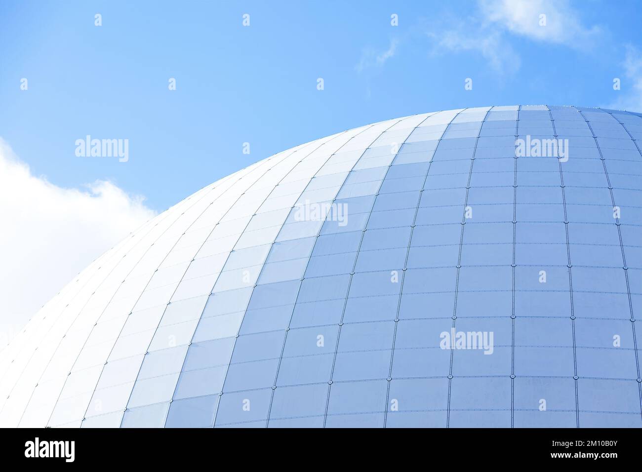 Stockholm, Schweden - 11. Oktober 2022: Die Globen Arena im hellen Sonnenlicht und am blauen Himmel Stockfoto