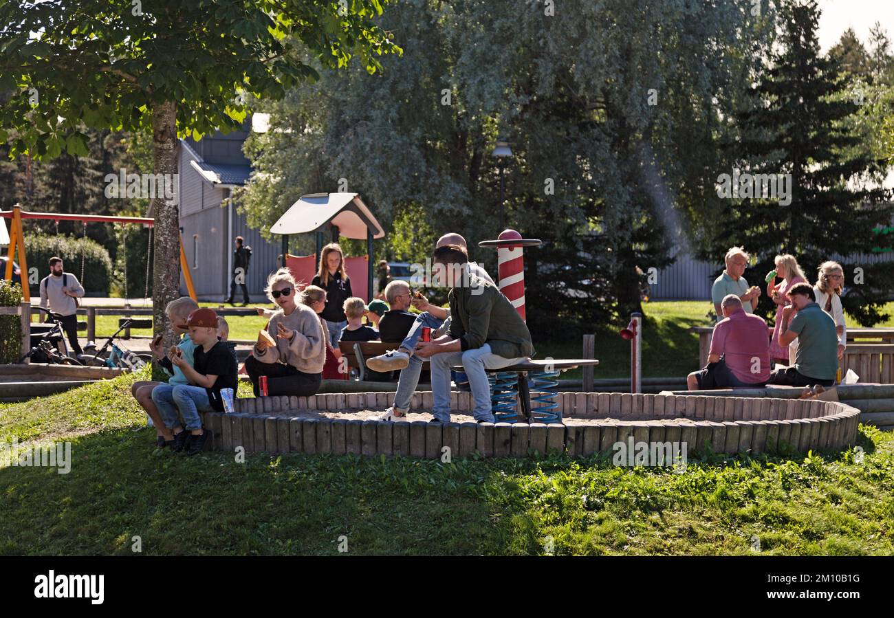 Umea, Norrland Schweden - 28. Juli 2022: Familien treffen sich und machen ein Picknick im Grünen Stockfoto