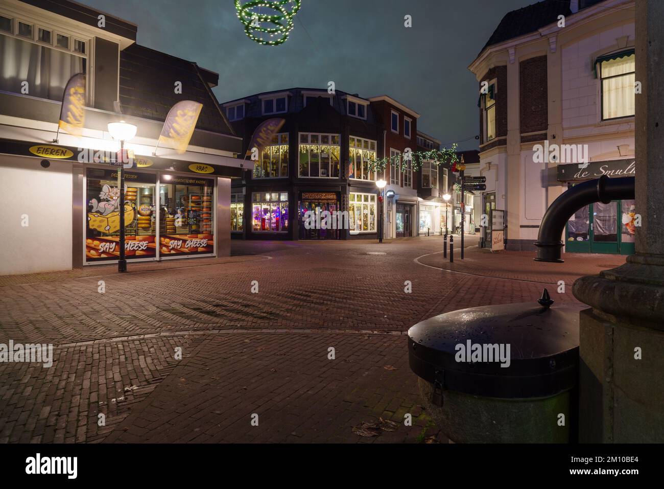 OLDENZAAL, NIEDERLANDE - 26. NOVEMBER 2022: Kommerzielles Stadtzentrum mit leeren Straßen kurz nach Schließung Stockfoto