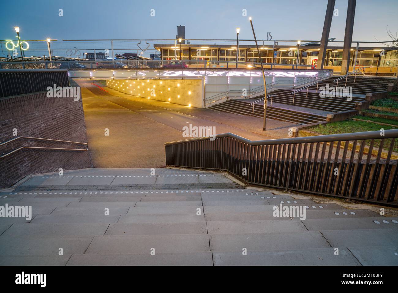 OLDENZAAL, NIEDERLANDE - 26. NOVEMBER 2022: Außenansicht des Bahnhofs bei Sonnenuntergang Stockfoto